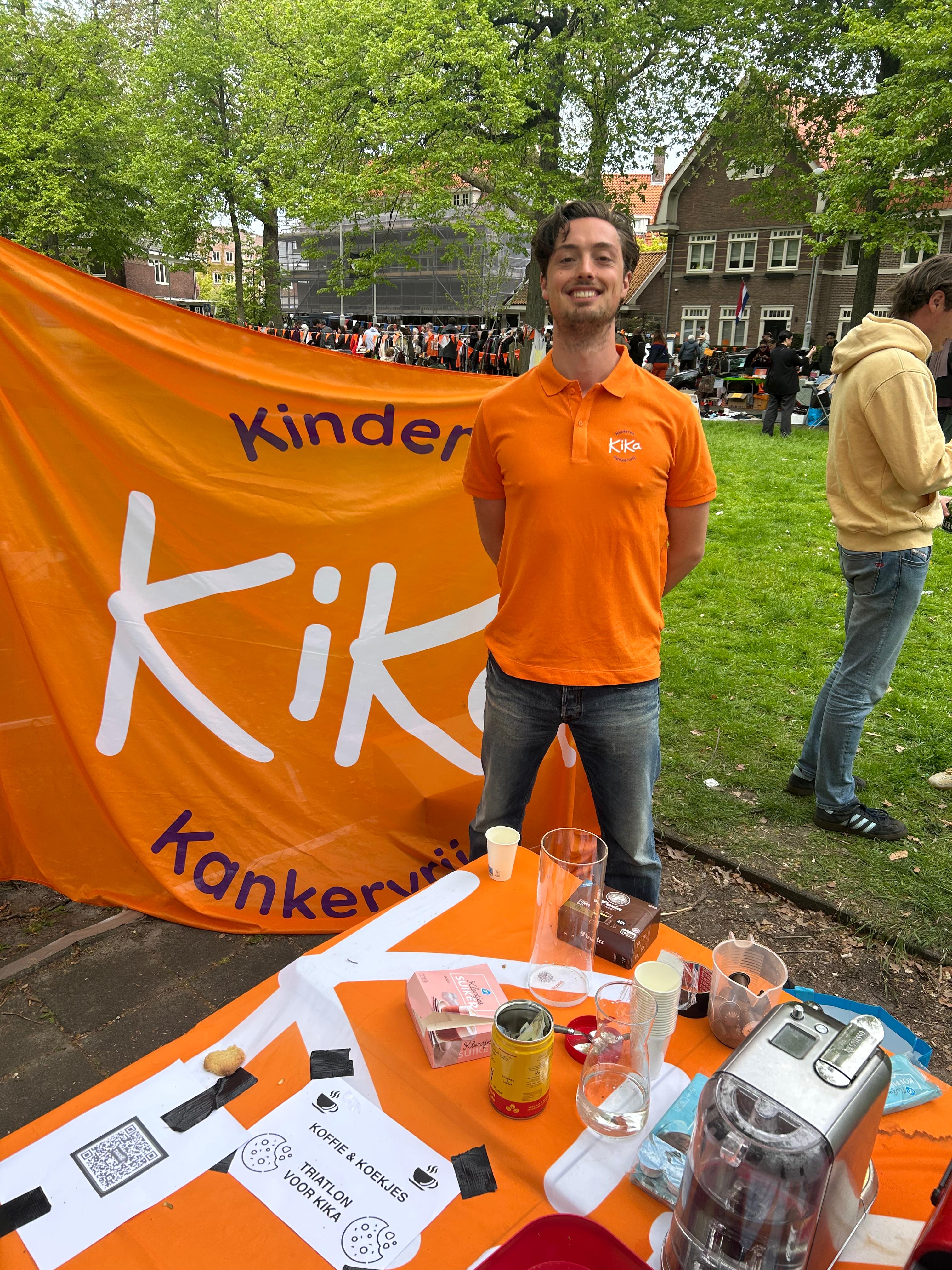 Louis bij KiKa kraam Koningsdag