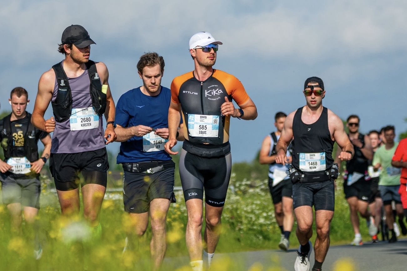 Louis loopt marathon Leiden in KiKa trisuit